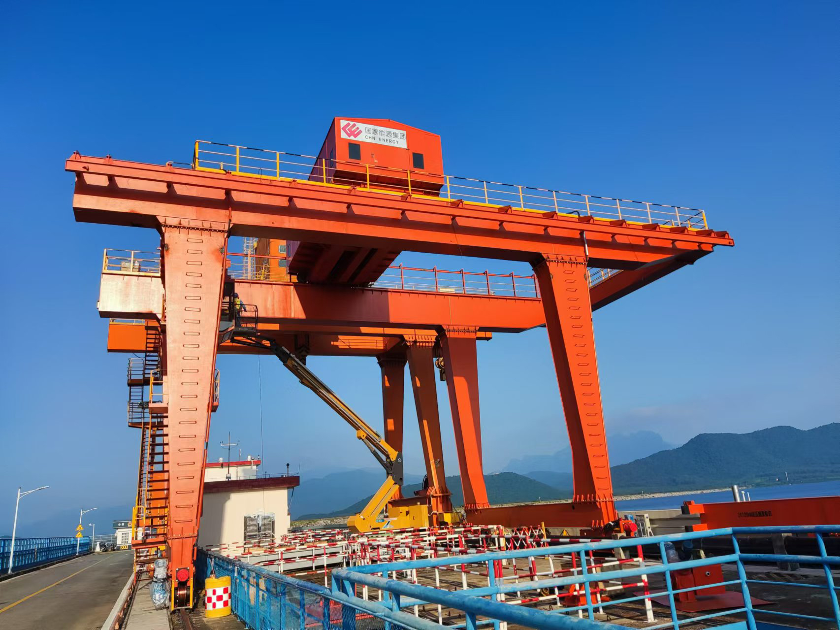 壩頂門式起重機(jī)