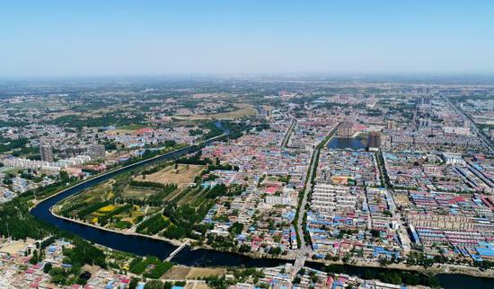 資料圖：鳥瞰雄安新區(qū)雄縣縣城。新華社記者 楊世堯 攝